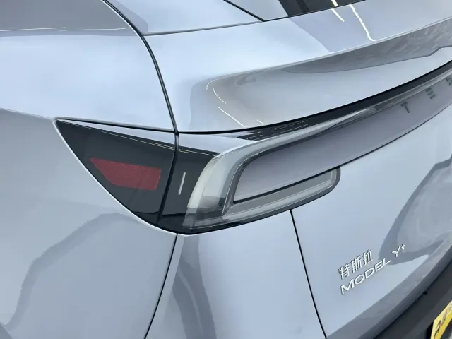 Tesla Model Y 2025 Facelift Long Range All-Wheel Drive — Фото автомобиля 12