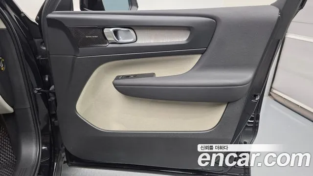 Вольво XC40 B4 Ultimate Bright — Фото автомобиля 22