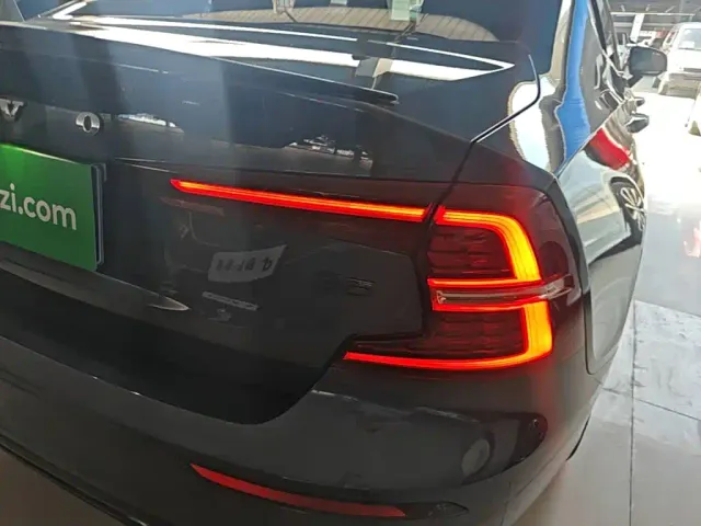 Volvo S60 — Фото автомобиля 7