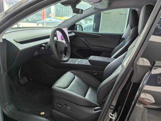 Tesla Model Y — Фото автомобиля 6