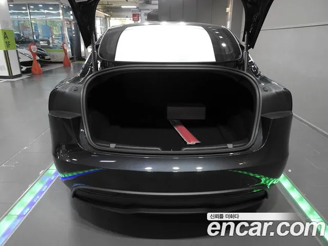 Tesla Model 3 — Фото автомобиля 15