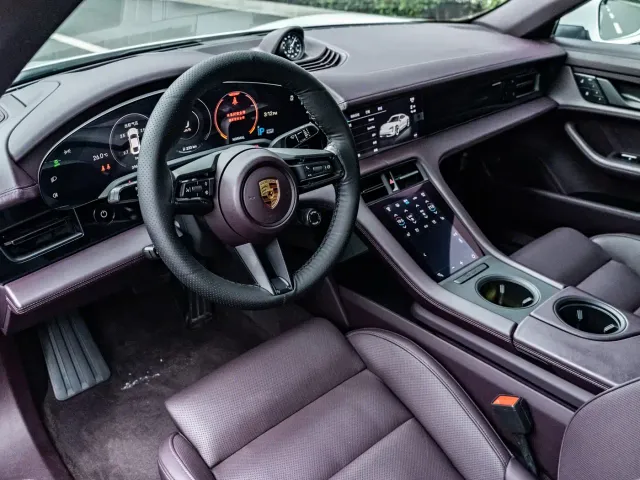 Porsche Taycan — Фото автомобиля 14