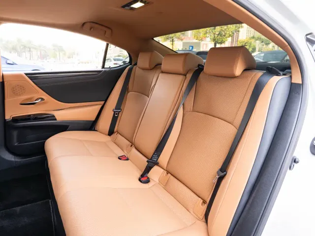 Lexus ES — Фото автомобиля 12