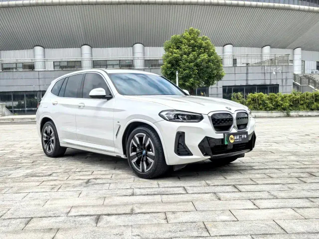 BMW iX3 — Фото автомобиля 3