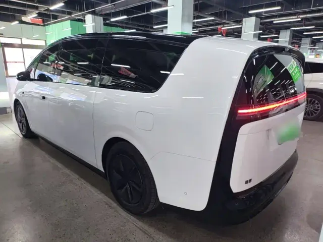 Li Auto MEGA — Фото автомобиля 4