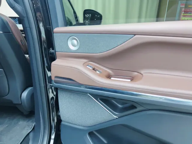 Lincoln Navigator — Фото автомобиля 6