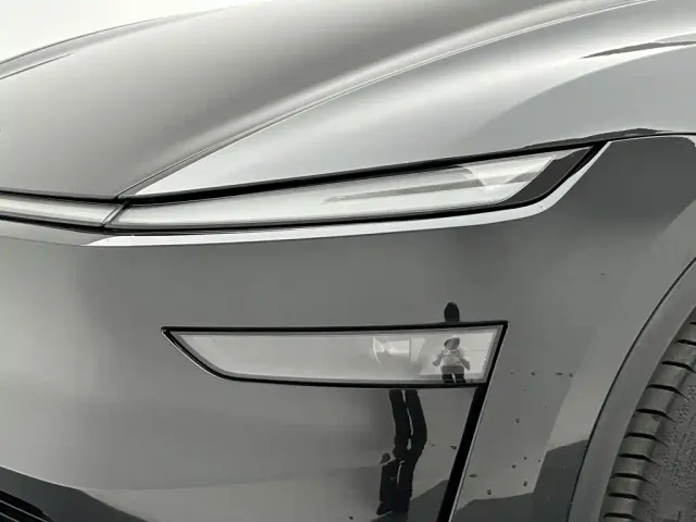 Tesla Model Y L — Фото автомобиля 23