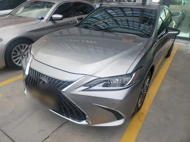 Фотография автомобиля — Lexus ES