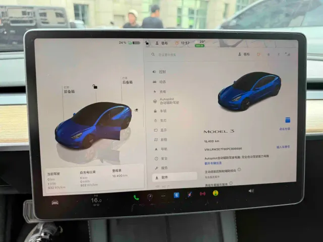 Tesla Model 3 — Фото автомобиля 10