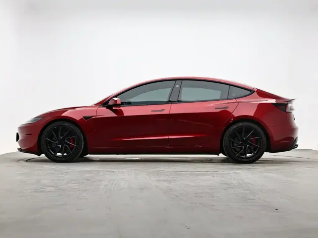 Tesla Model 3 — Фото автомобиля 5