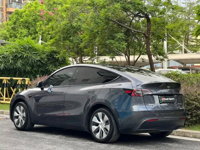 Tesla Model Y — Фото автомобиля 17