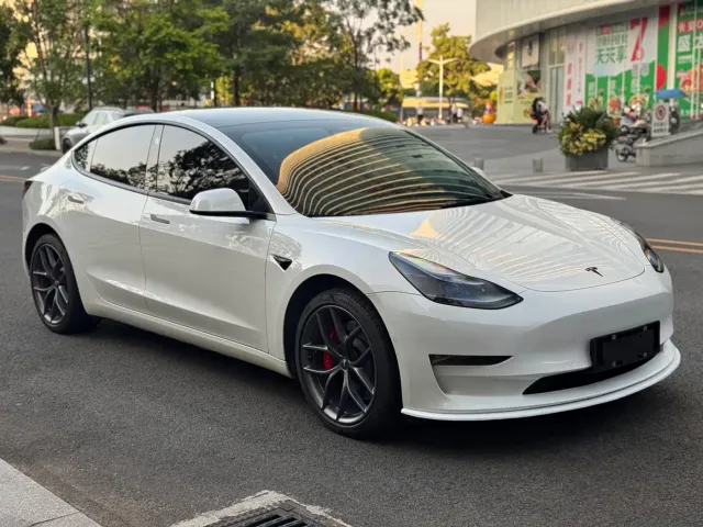 Tesla Model 3 — Фото автомобиля 3