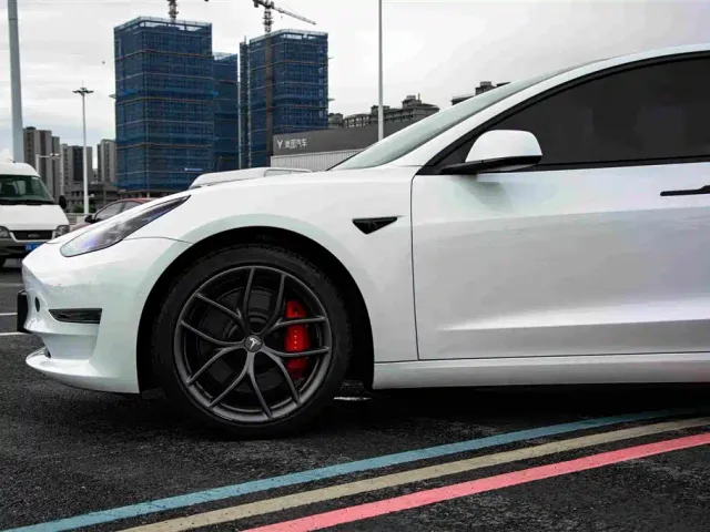 Tesla Model 3 — Фото автомобиля 4