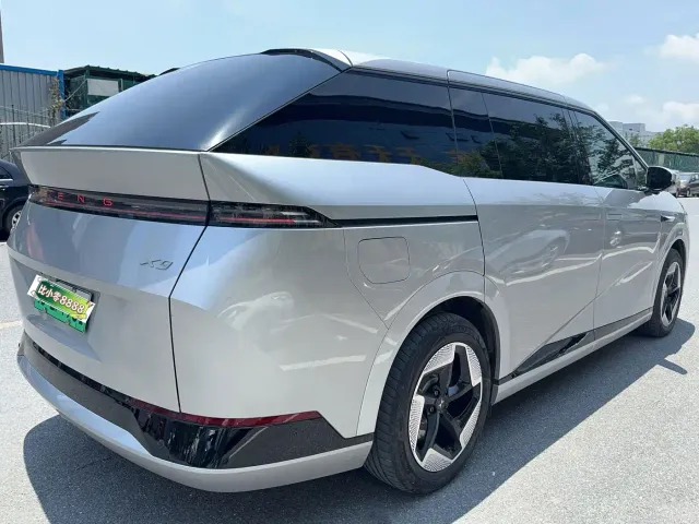 Xpeng X9 — Фото автомобиля 12