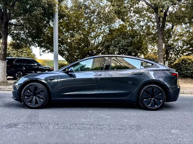 Tesla Model 3 — Фото автомобиля 3