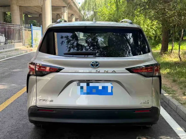 Toyota Sienna — Фото автомобиля 5