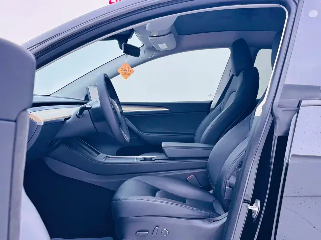 Tesla Model Y — Фото автомобиля 8