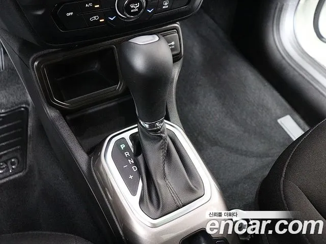 Jeep Renegade — Фото автомобиля 10