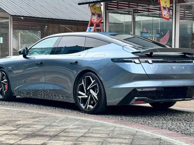 Lynk & Co Z10 — Фото автомобиля 13