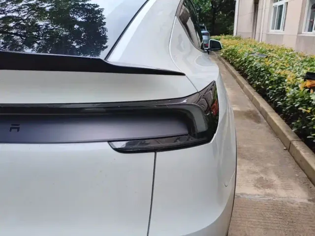 Tesla Model Y L — Фото автомобиля 23