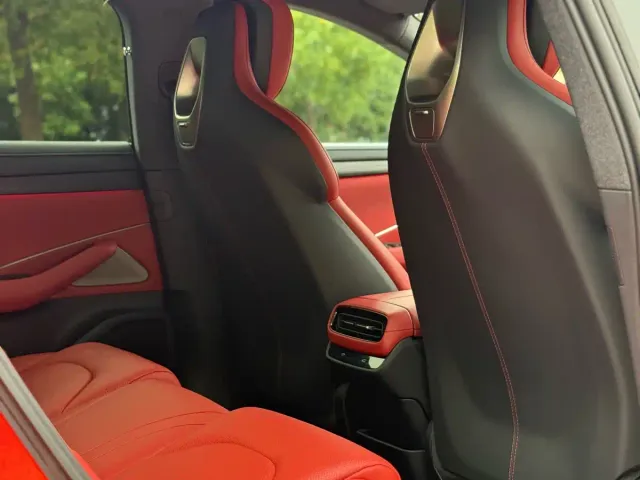Xiaomi SU7 — Фото автомобиля 12
