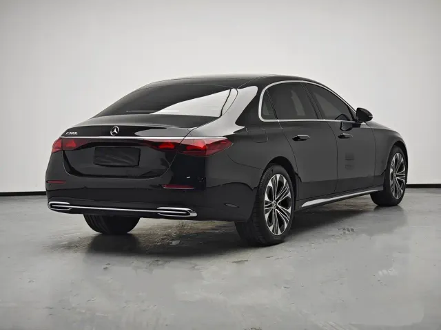 Mercedes-Benz E-Class — Фото автомобиля 4