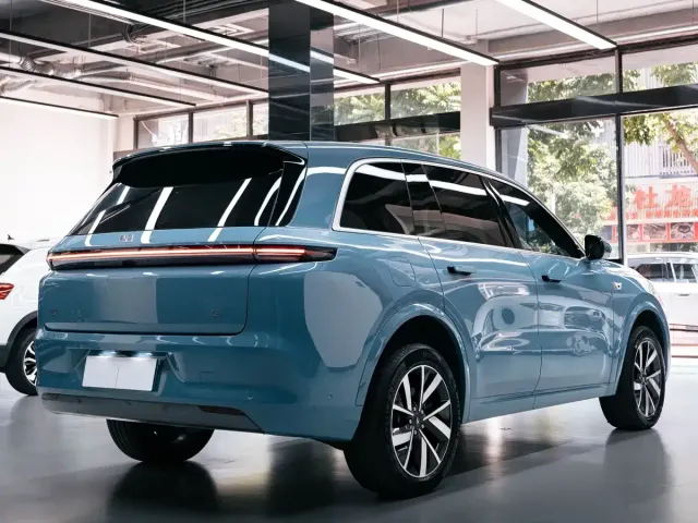 Li Auto L8 — Фото автомобиля 3