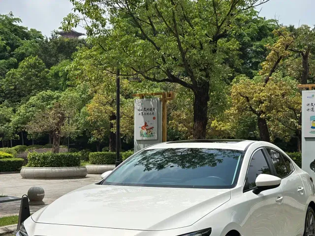 Mazda Axela — Фото автомобиля 4