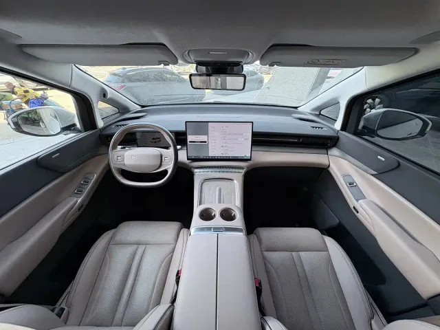Xpeng X9 — Фото автомобиля 5