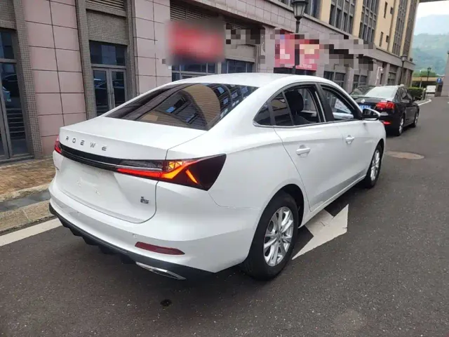 Roewe i5 — Фото автомобиля 6