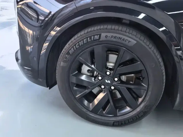 Li Auto L8 — Фото автомобиля 7