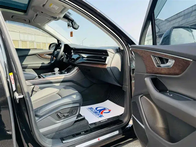 Audi Q7 — Фото автомобиля 10