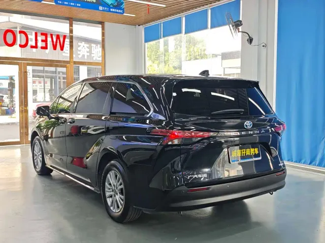 Toyota Sienna — Фото автомобиля 16