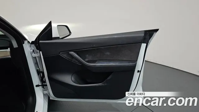 Tesla Model Y — Фото автомобиля 13