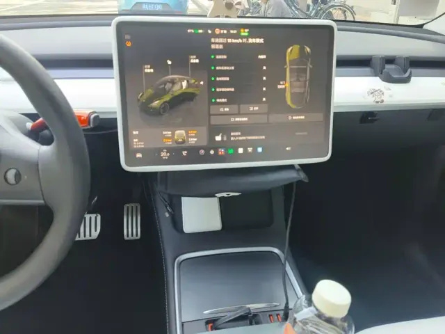 Tesla Model Y — Фото автомобиля 13
