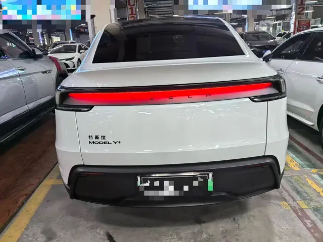Tesla Model Y — Фото автомобиля 14