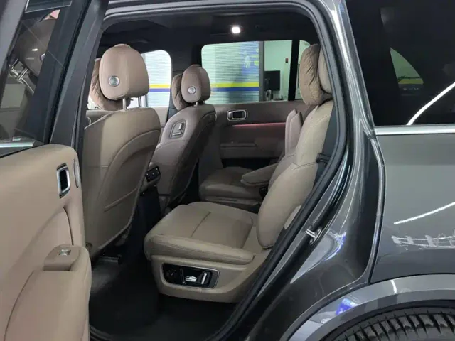 Li Auto L8 — Фото автомобиля 11