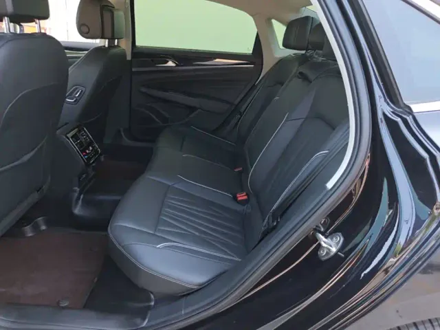 Volkswagen Passat — Фото автомобиля 16