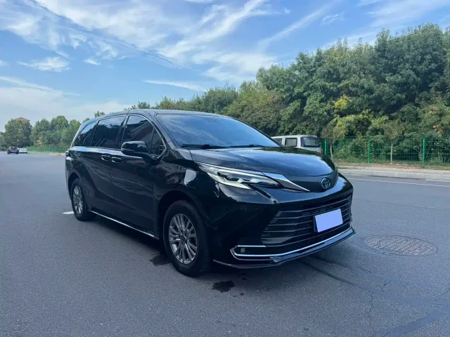 Toyota Sienna — Фото автомобиля 3