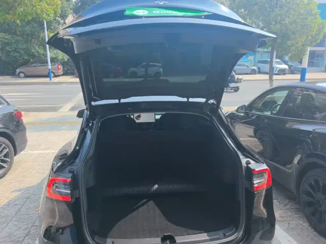 Tesla Model Y — Фото автомобиля 18