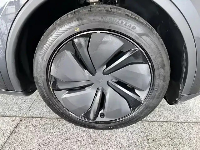 Tesla Model Y — Фото автомобиля 25