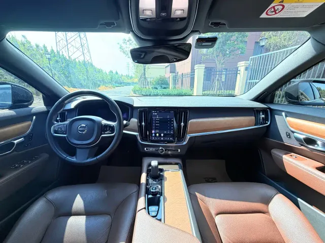 Volvo Volvo S90 2022 B5 Momentum Luxury Edition — Фото автомобиля 6