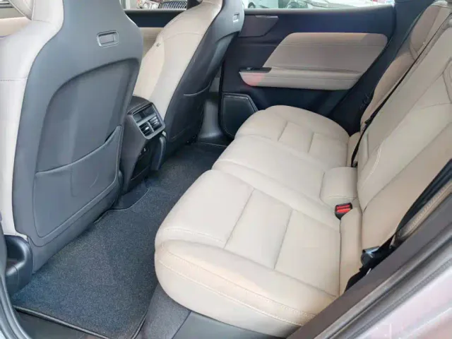 Volvo XC70 Plug-in Hybrid — Фото автомобиля 14