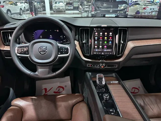 Volvo XC60 — Фото автомобиля 10