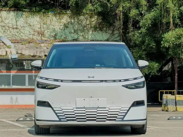 Xpeng X9 — Фото автомобиля 2