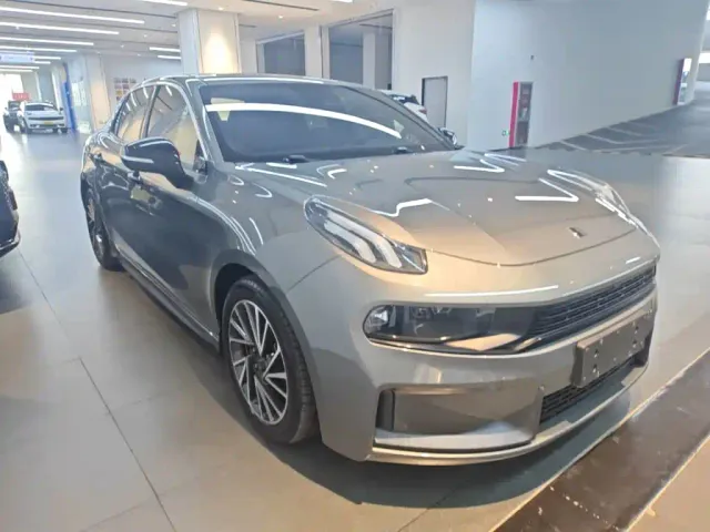 Lynk & Co 03 — Фото автомобиля 3