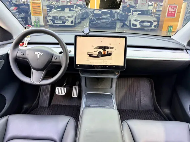 Tesla Model Y — Фото автомобиля 8