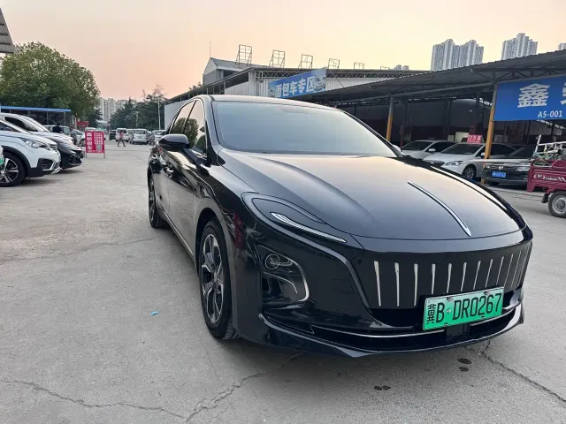 Hongqi E-QM5 — Фото автомобиля 3
