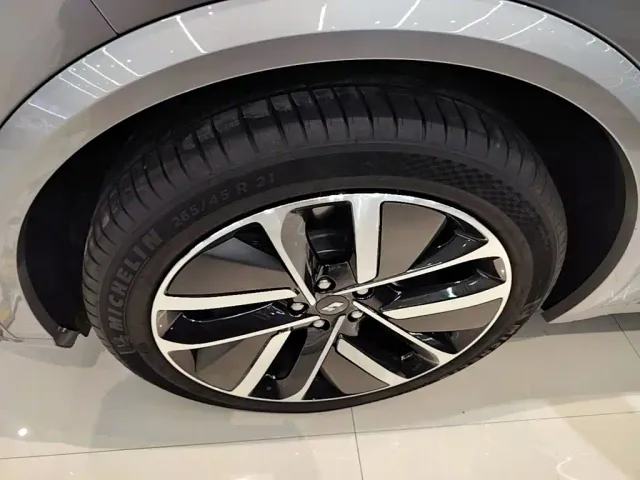 Li Auto L8 — Фото автомобиля 22