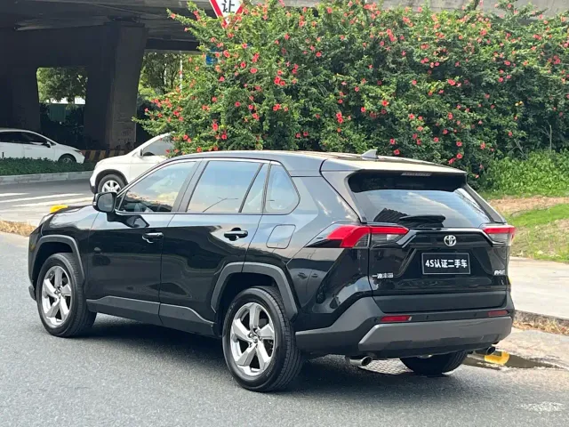 Toyota RAV4 — Фото автомобиля 4